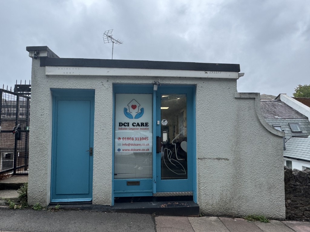 Lot: 83 - FULLY LET TOWN CENTRE COMMERCIAL INVESTMENT - 109A rear entrance